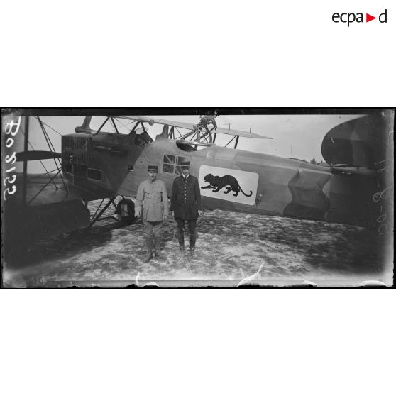 Près de Sézanne, l'adjudant Gobin et l'adjudant Chevalier (120 missions dont 42 bombardements de jour). [légende d'origine]