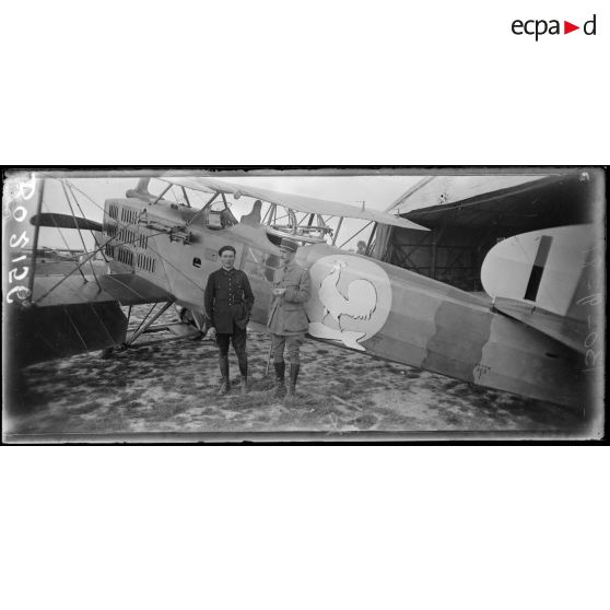 Près de Sézanne, le lieutenant Richet, commandant une escadrille, et son observateur le lieutenant Ronoret (98 bombardements de jour). [légende d'origine]