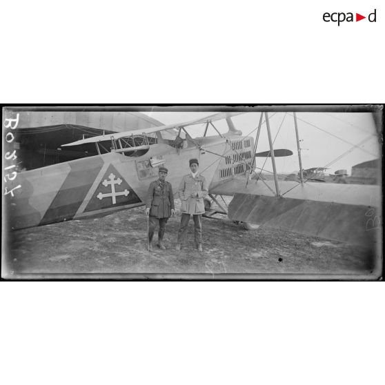 Près de Sézanne, avions de bombardement. Le lieutenant Lemaître, commandant une escadrille, et l'adjudant Roussel son observateur (105 missions dont 67 de bombardements de jour). [légende d'origine]