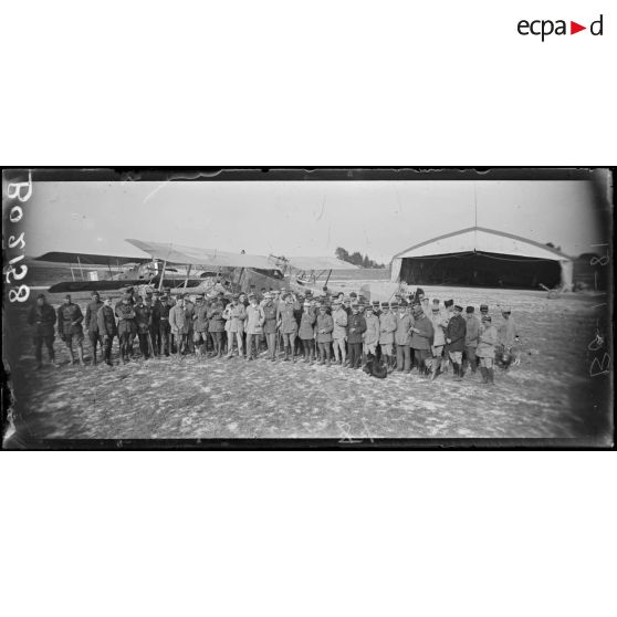 Près de Sézanne. Un groupe de bombardiers, au centre, le capitaine Petit, commandant un groupe, à gauche, l'équipe américaine. [légende d'origine]