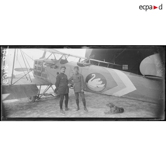 Près de Sézanne, le lieutenant Luciani (60 bombardements), et le lieutenant Lumley (70 bombardements) de l'escadrille BR 111, GB 6. [légende d'origine]