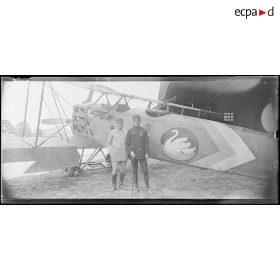 Près de Sézanne, le sous-lieutenant Martin (95 bombardements, 5 avions) et l'adjudant Thévenin (75 bombardements) de l'escadrille n°111, GB 5. [légende d'origine]