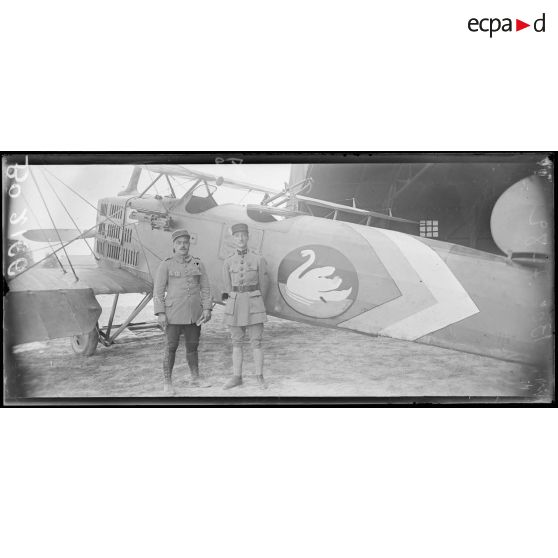 Près de Sézanne, le lieutenant Frichon (60 bombardements et é avions) et le maréchal des logis Loustallot t (60 bombardements et 2 avions), de l'escadrille 111,GB 6. [légende d'origine]