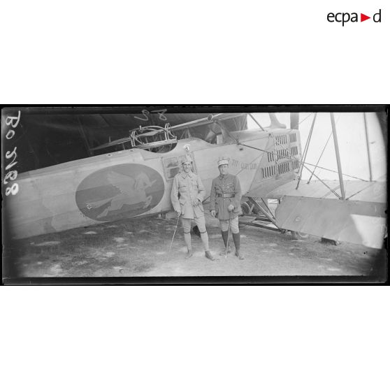 Près de Sézanne, le sergent Castaglia (50 bombardements) et le maréchal des logis Douville (50 bombardements) de l'escadrille BR 108, GB 6. [légende d'origine]