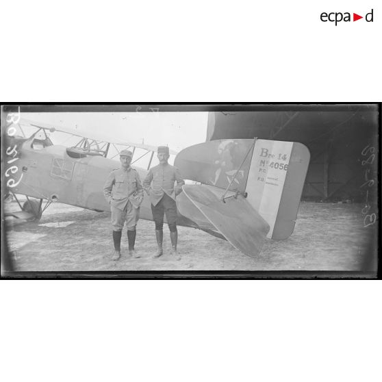 Près de Sézanne, le commandant Roux, commandant le GB 106 (50 bombardements, 300 missions) et le sergent Levy mitrailleur (25 bombardements). [légende d'origine]