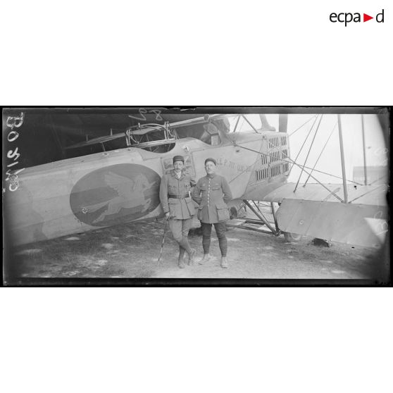 Près de Sézanne, l'adjudant Caulliez et le sergent Duvigneau (60 bombardements) de l'escadrille 108, GB 6. [légende d'origine]