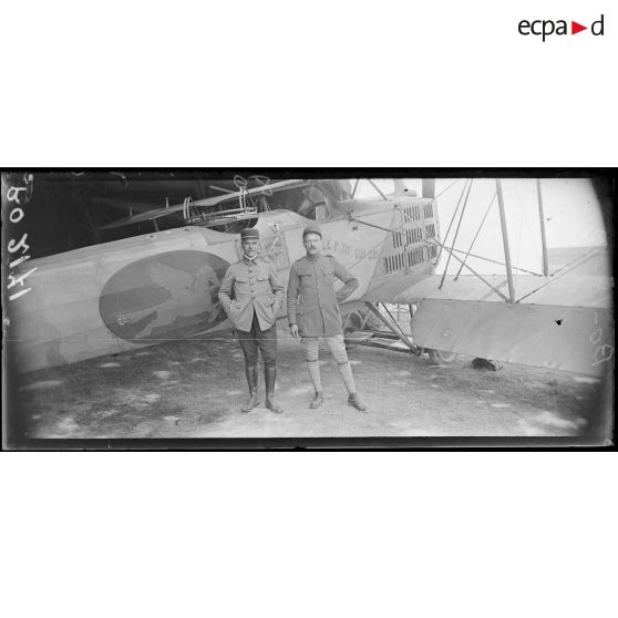 Près de Sézanne, le lieutenant Marquès (40 bombardements) et le sergent Frossard (40 bombardements), escadrille 108, GB 6. [légende d'origine]