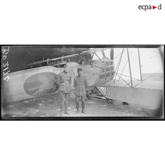 Près de Sézanne, le lieutenant Berteloite et le sous-lieutenant américain Andrews (40 bombardements) de l'escadrille 108, GB 6. [légende d'origine]