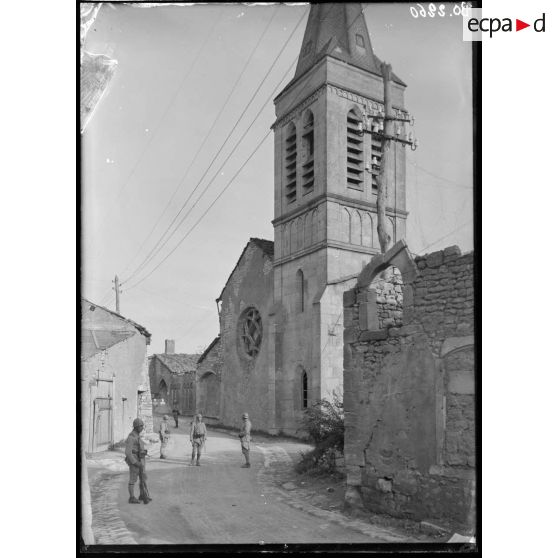 Hattonchâtel, Meuse. L'église ; au fond et à droite, une partie du cloître. [légende d'origine]