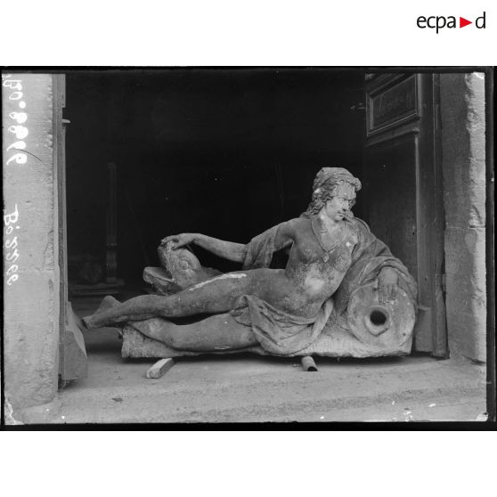 Sewen, Alsace. Statue du XVIIIe siècle provenant de Thann. [légende d'origine]