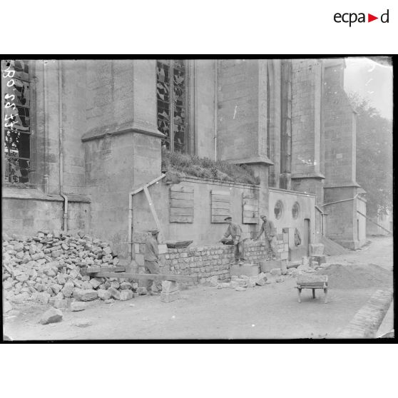 Saint-Mihiel. Travaux de protection du Saint-Sépulcre le Ligier-Richier à l'église Saint-Etienne (extérieur). [légende d'origine]