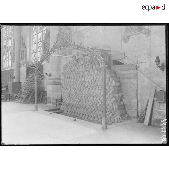 Saint-Mihiel. Travaux de protection du Saint-Sépulcre le Ligier-Richier à l'église Saint-Etienne (intérieur). [légende d'origine]