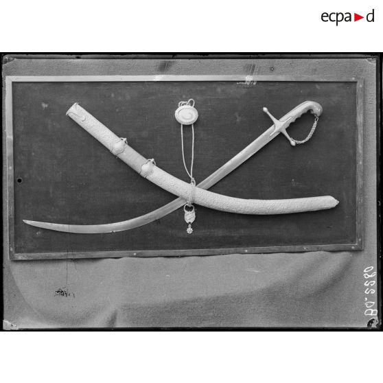 Saint-Mihiel. Sabre que Napoléon portait en Egypte ; sa légion d'honneur ; médaillon renfermant ses cheveux. [légende d'origine]