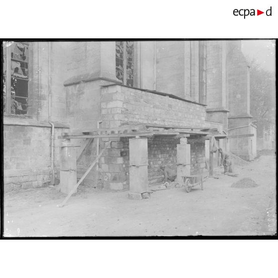 Saint-Mihiel. Travaux de protection du Saint-Sépulcre de Ligier-Richier à l'église Saint-Etienne (extérieur). [légende d'origine]