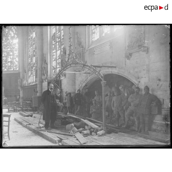 Saint-Mihiel. Eglise Saint-Etienne. Soldats devant le Saint-Sépulcre de Ligier-Richier. [légende d'origine]