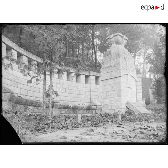 Saint-Mihiel. Monument élevé par les Allemands au centre de leur cimetière. [légende d'origine]