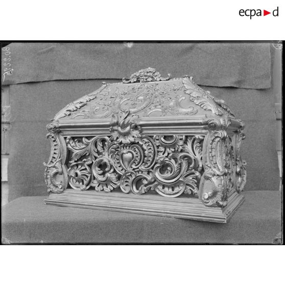 Saint-Mihiel. Reliquaire en bois sculpté provenant de Moyenmoutier. [légende d'origine]