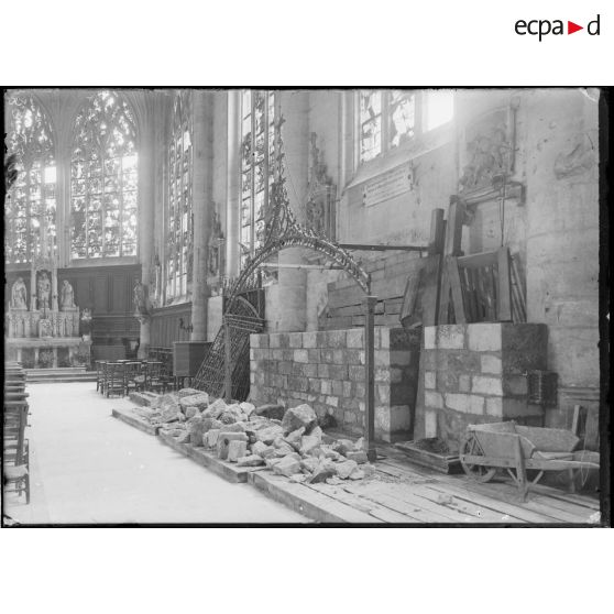 Saint-Mihiel. Eglise Saint-Etienne. Travaux de protection du Saint-Sépulcre de Ligier Richier. [légende d'origine]