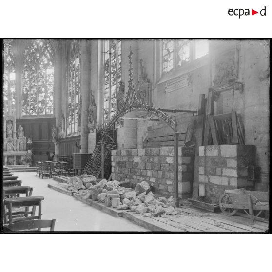 Saint-Mihiel. Eglise Saint-Etienne. Travaux de protection du Saint-Sépulcre de Ligier Richier. [légende d'origine]