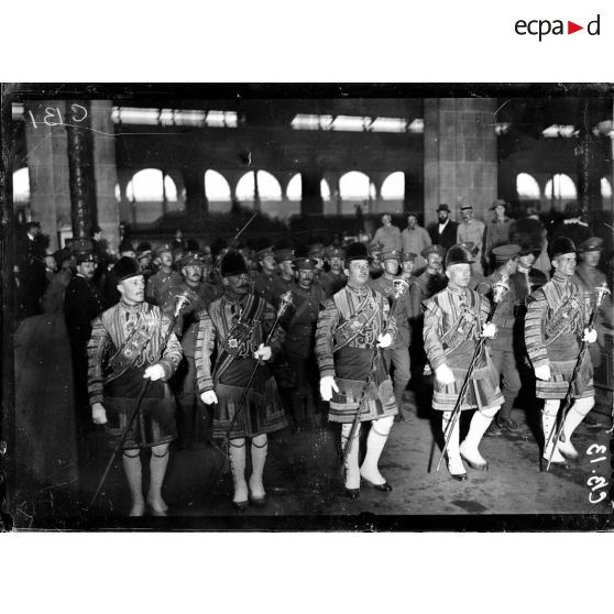 Le défilé des musiciens de la Garde royale anglaise à la gare du Nord. [légende d'origine]