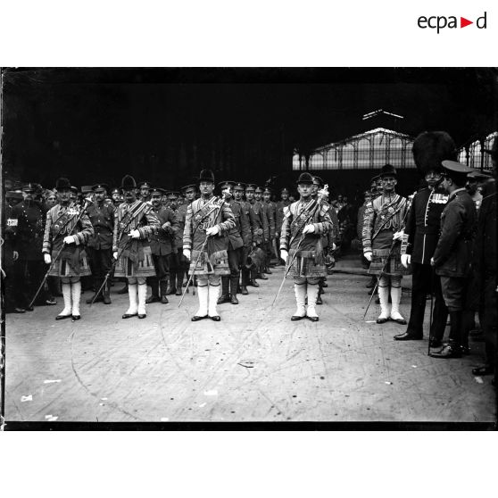 Les musiciens de la Garde royale anglaise se préparent au défilé. [légende d'origine]