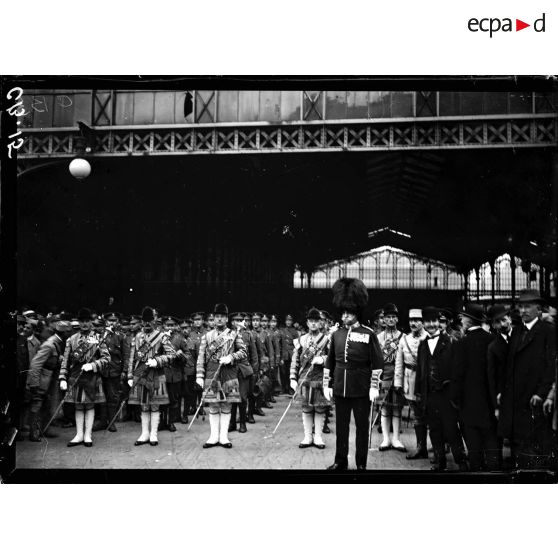 La préparation au défilé. [légende d'origine]