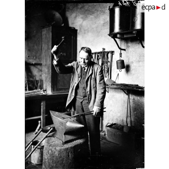 Le forgeage. [légende d'origine]