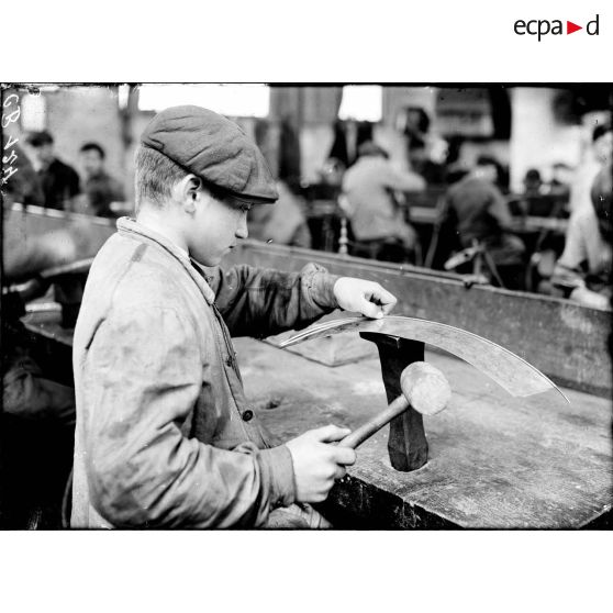 Bordage cintré avec fil de fer. [légende d'origine]