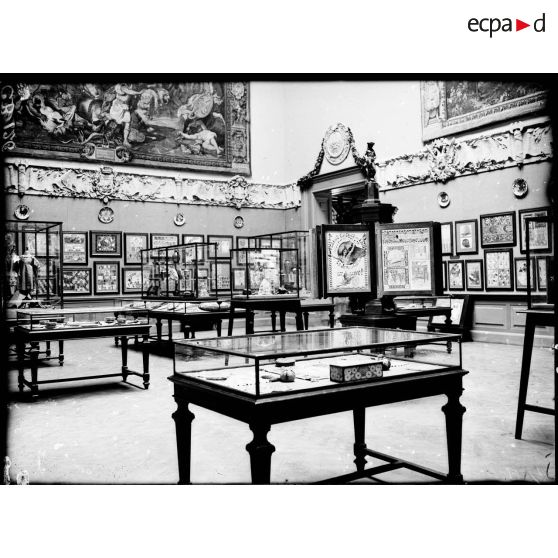 Exposition de dessin d'écoles primaires pendant la guerre. [légende d'origine]