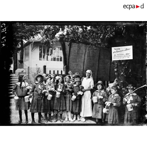 Foire franco-américaine de Saint-Sulpice pour les soldats permissionnaires ou réformés des régions envahies. Mme Pelletier et les orphelines de l'oeuvre au comptoir des pommes de terre. [légende d'origine] [légende d'origine]