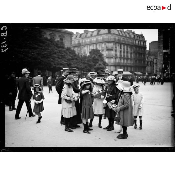 La journée des troupes coloniales sur le parvis de Notre-Dame. [légende d'origine]