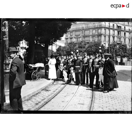 La musique de la Garde royale anglaise au Trocadéro. [légende d'origine]