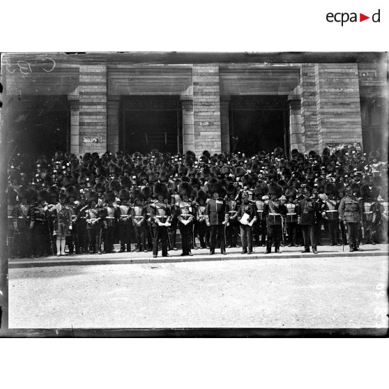 La musique de la Garde royale et la Garde républicaine au Trocadéro. [légende d'origine]