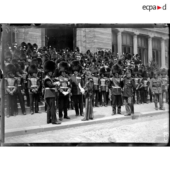 Les musiciens de la Garde royale anglaise et de la Garde républicaine au Trocadéro. [légende d'origine]