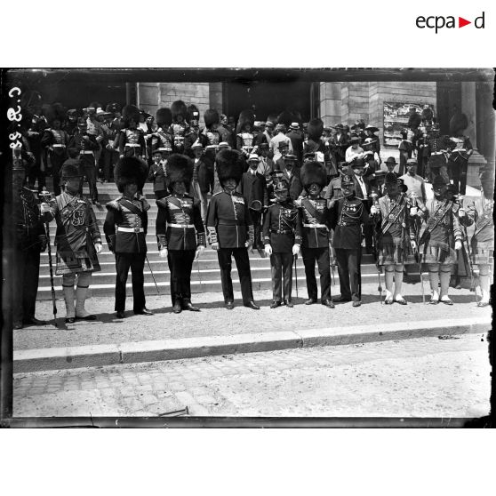 La Garde royale anglaise et la Garde républicaine au Trocadéro. [légende d'origine]