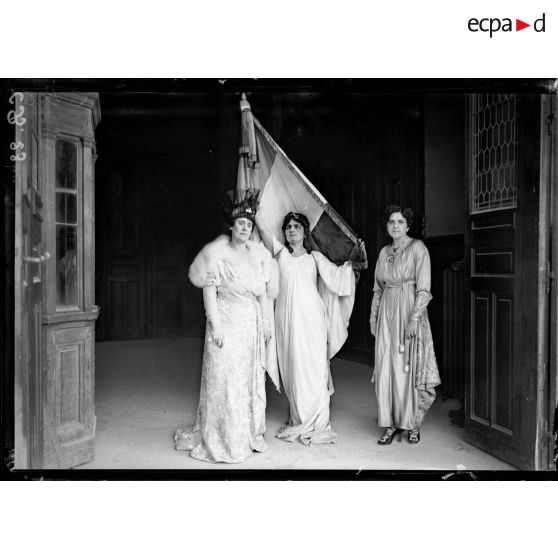 Les actrices Carni Tub, Madeleine Roch et Vera Sergine au Trocadéro. [légende d'origine]