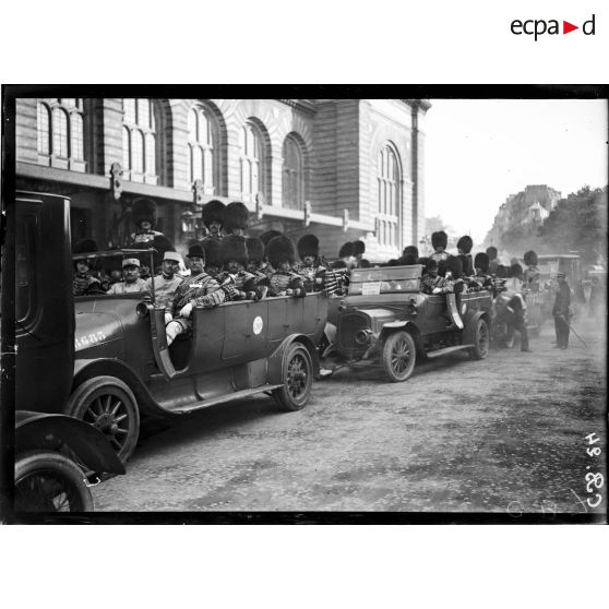 Le transport des musiciens anglais dans des autocars [légende d'origine]