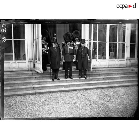 Les chefs de la musique de la Garde royale et M. Sharp devant l'ambassade de Grande Bretagne. [légende d'origine]