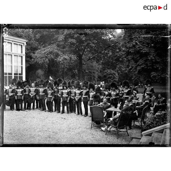 Un groupe de musiciens de la Garde royale dans les jardins de l'ambassade de Grande Bretagne. [légende d'origine]