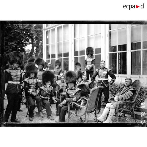 Des musiciens de la Garde royale dans les jardins de l'ambassade de Grande Bretagne. [légende d'origine]