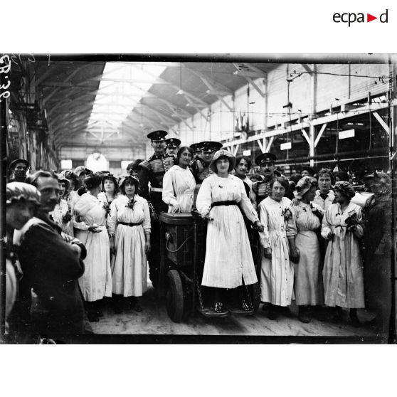 Les musiciens de la Garde royale et les ouvrières de l'usine Citroën. [légende d'origine]