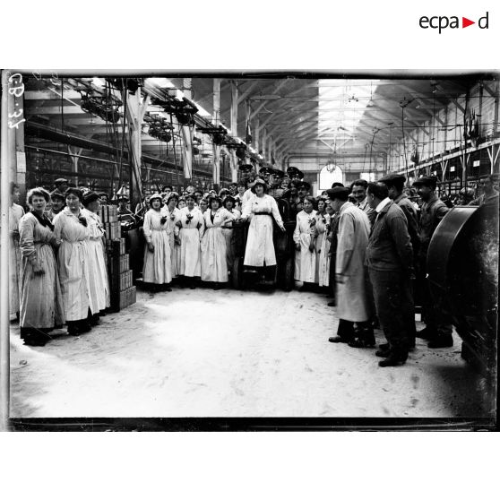 Les musiciens de la Garde royal anglaise et les ouvrières de l'usine Citroën. [légende d'origine]