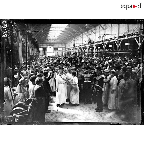 La visite d'un atelier de l'usine Citroën. [légende d'origine]