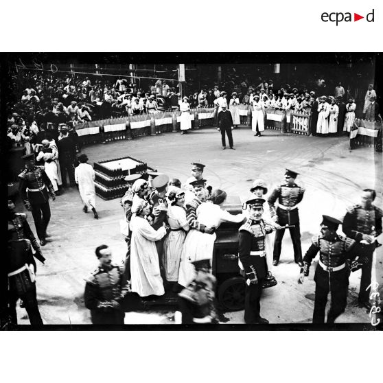 Les musiciens anglais et les ouvrières de l'usine. [légende d'origine]