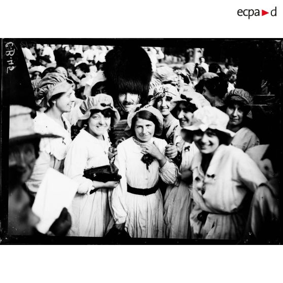 Les ouvrières et les musiciens. [légende d'origine]