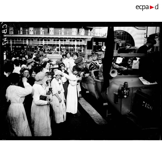 Paris. Usine Citroën. La musique anglaise quittant l'usine. [légende d'origine]