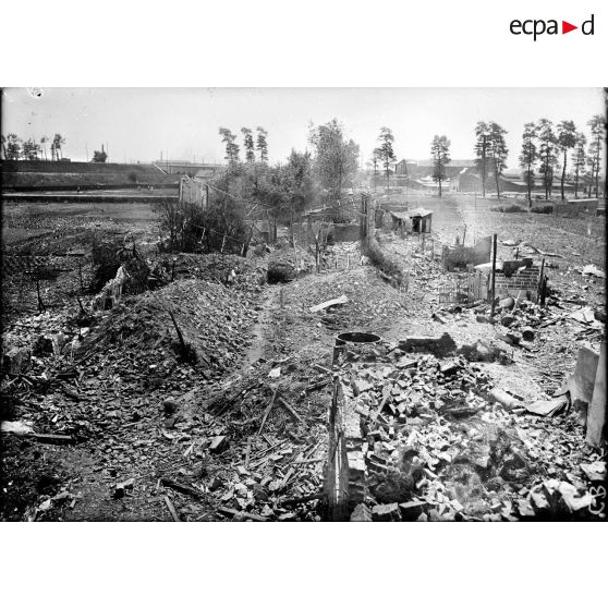 Aubervilliers. Seine. Route de Saint Denis. Explosion de deux usines à grenades. Les ruines. [légende d'origine]