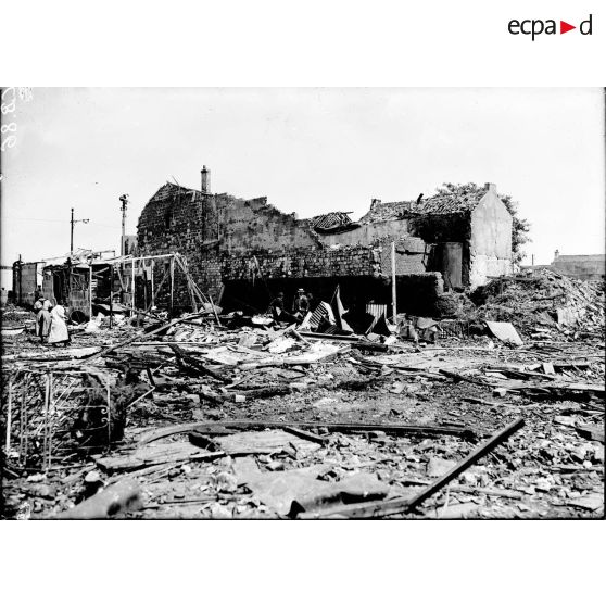 Aubervilliers. Seine. Route de Saint Denis. Explosion de deux usines à grenades. Les décombres. [légende d'origine]