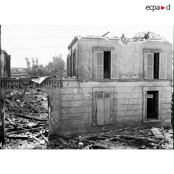 Aubervilliers. Seine. Route de Saint Denis. Explosion de deux usines à grenades. Les ruines de la fabrique d'artifices. [légende d'origine]