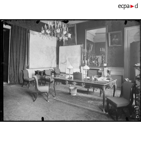 Ministère de la Guerre, Paris, bureau du général Galliéni. [légende d'origine]